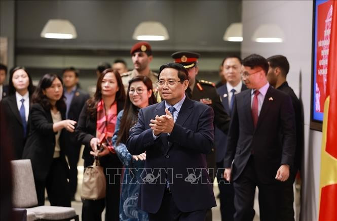 El primer ministro Pham Minh Chinh se reúne con personal de la embajada y la comunidad vietnamita en Kuwait. (Foto: VNA)