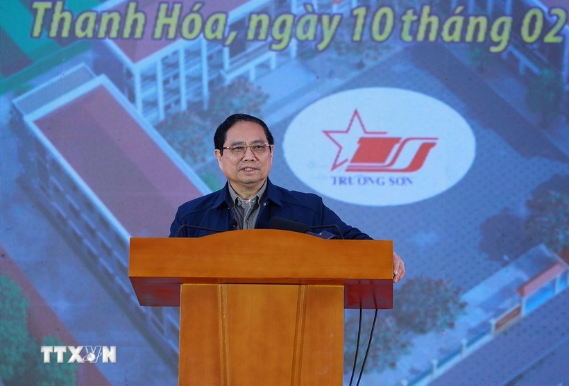 El primer ministro Pham Minh Chinh habla en la ceremonia de inauguración del proyecto de la escuela de nivel primario y secundario Cam Thach, en la provincia de Thanh Hoa. (Foto: VNA)