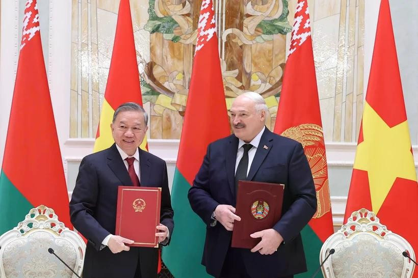 El secretario general del Partido Comunista de Vietnam, To Lam (izquierda), y el presidente bielorruso, Aleksandr Lukashenko, firmaron una declaración conjunta sobre el establecimiento de la asociación estratégica entre ambos países el 12 de mayo de 2025. (Foto: VNA)