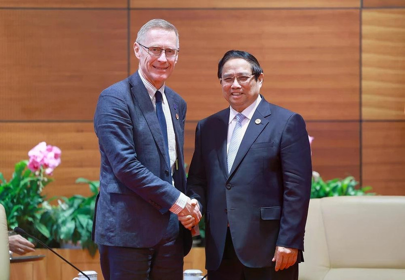 El primer ministro de Vietnam, Pham Minh Chinh, se reúne con Donal Brown, vicepresidente del Fondo Internacional de Desarrollo Agrícola (FIDA). Foto: VNA