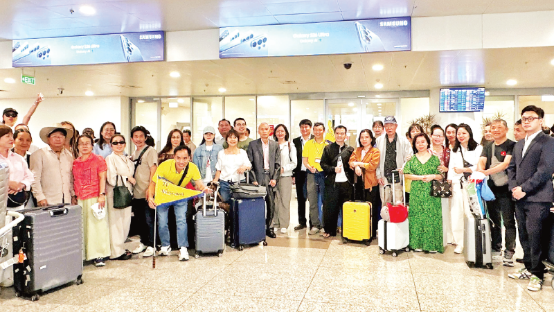 La totalidad de los turistas vietnamitas de Vietravel procedentes de Oriente Medio arribó sin contratiempos al Aeropuerto Internacional de Noi Bai, en Hanoi, la tarde del 4 de marzo. (Foto: nhandan.vn)