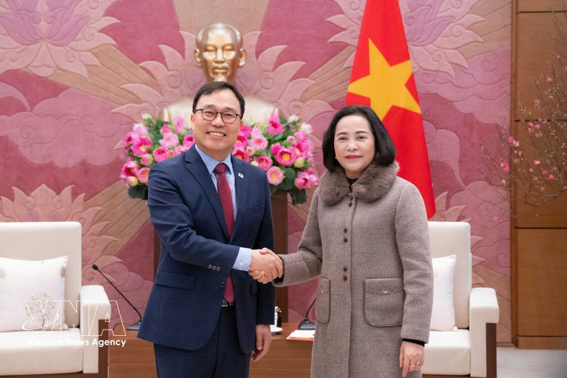 La vicepresidenta de la Asamblea Nacional de Vietnam, Nguyen Thi Thanh, y el embajador de Corea del Sur en Hanoi, Choi Young Sam. (Foto: VNA)