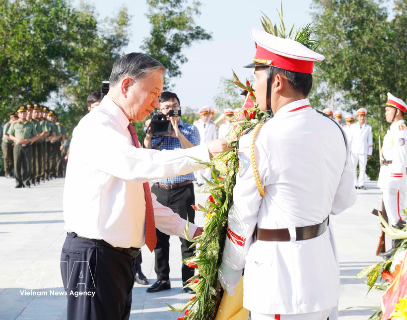 El secretario general del Partido Comunista de Vietnam, To Lam, visita el sitio histórico y cultural de Bau Rong (Foto: VNA)