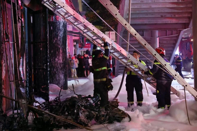 Los bomberos acudieron rápidamente al lugar para sofocar el incendio. (Fuente: VNA)