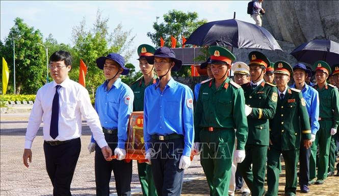 Líderes de la provincia de Dong Thap realizan la ceremonia de traslado de los restos de los mártires a su lugar de descanso. (Foto: VNA)