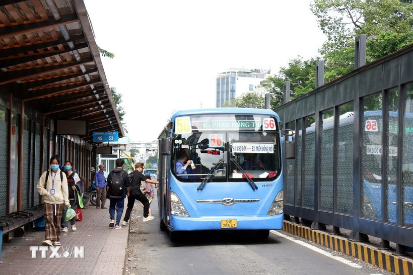 Los pasajeros toman un autobús en una estación de la calle Ham Nghi, Ciudad Ho Chi Minh. (Foto: VNA)