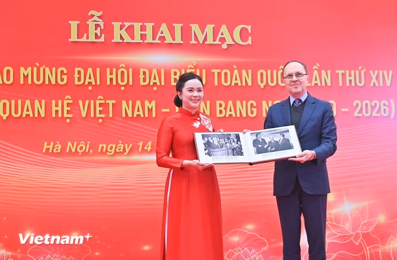 Le Thi Phuong, directora de la Zona de Reliquias del Presidente Ho Chi Minh en el Palacio Presidencial, recibe los objetos donados por el embajador de la Federación de Rusia en Vietnam, Gennady S. Bezdetko, durante la ceremonia oficial de entrega. (Foto: Vietnam+)