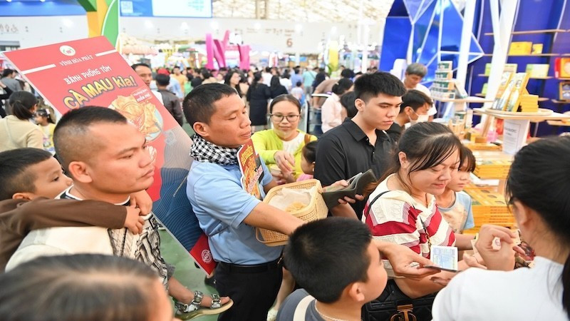 Ambiente de compras animado en la Feria de Otoño 2025. (Foto: nhandan.vn)