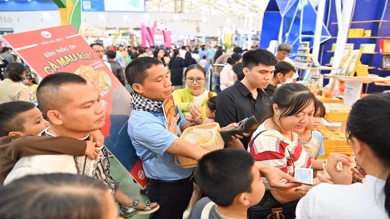 Ambiente de compras animado en la Feria de Otoño 2025. (Foto: nhandan.vn)