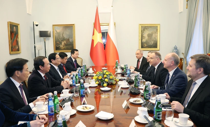 El primer ministro vietnamita, Pham Minh Chinh, dialoga con el presidente polaco, Andrzej Duda. (Fuente: VNA)