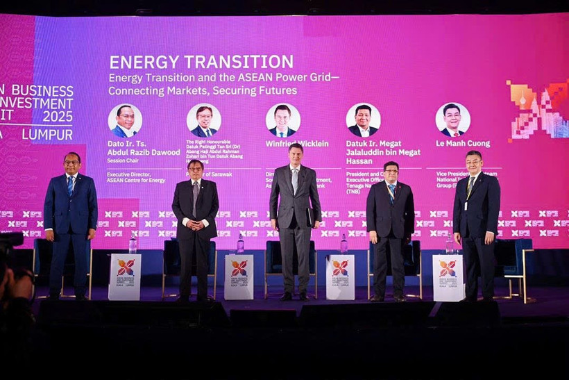 Los oradores en el evento (Foto: petrovietnam.petrotimes.vn)