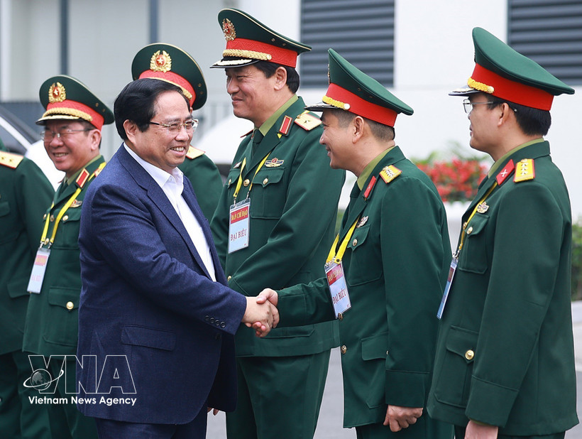 El primer ministro Pham Minh Chinh se reúne con dirigentes del Grupo Militar de Industria y Telecomunicaciones (Viettel) durante la sesión de trabajo sobre el desarrollo de la industria de defensa. (Foto: VNA)