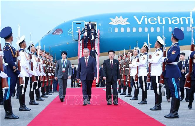 El secretario general To Lam llega a Pyongyang para iniciar su visita de Estado a Corea del Norte y asistir a la ceremonia conmemorativa del 80.º aniversario de la fundación del Partido del Trabajo de Corea. (Foto: VNA)