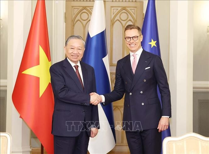 El secretario general del Partido Comunista de Vietnam, To Lam, y el presidente de Finlandia, Alexander Stubb, tras presenciar la firma de acuerdos de cooperación entre agencias de ambas naciones. (Foto: VNA)