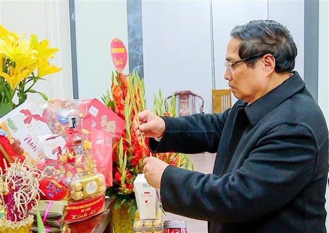 El primer ministro Pham Minh Chinh rindió homenaje al exsecretario general del Partido Comunista de Vietnam Nguyen Phu Trong en su residencia. (Fuente: VNA)