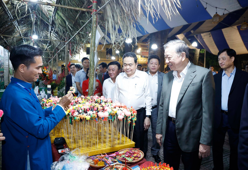 El secretario general del Partido Comunista, To Lam, el presidente de la Asamblea Nacional, Tran Thanh Man, y el miembro permanente del Secretariado del Comité Central del Partido, Tran Cam Tu, y los delegados visitan los puestos OCOP. (Foto: VNA)