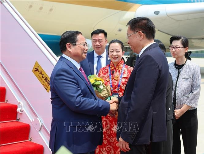 El primer ministro vietnamita, Pham Minh Chinh, llega a Tianjin para su participación en la XVI Reunión Anual de los Nuevos Campeones del Foro Económico Mundial y su visita de trabajo a China (Foto: VNA)
