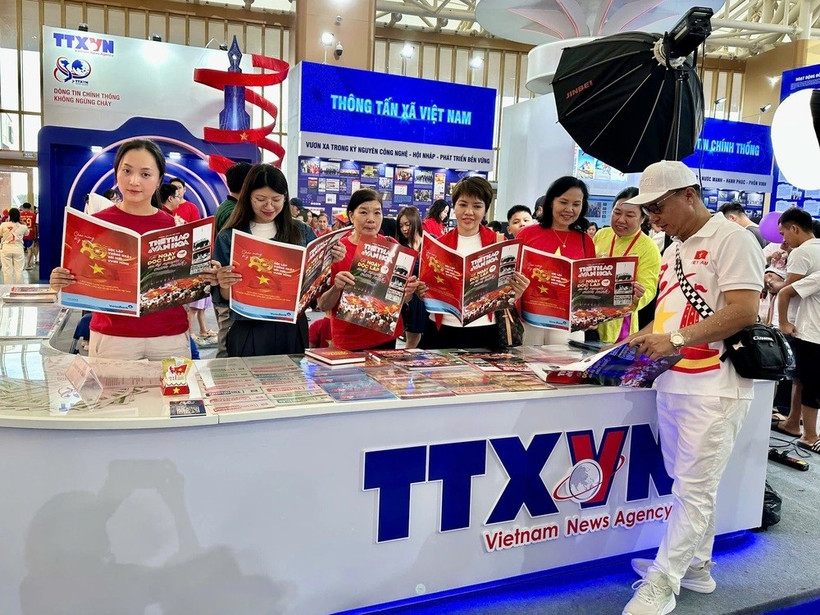 Los visitantes en el área de exposiciones VNA en la Exposición de Logros Nacionales. (Foto: VNA)