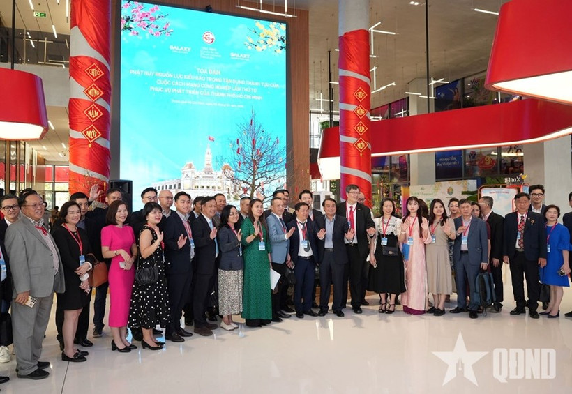 Representantes de la comunidad vietnamita en el exterior asisten al coloquio titulado “Promoción de los recursos de la diáspora para aprovechar los logros de la Cuarta Revolución Industrial en favor del desarrollo de Ciudad Ho Chi Minh”. (Foto: qdnd.vn)