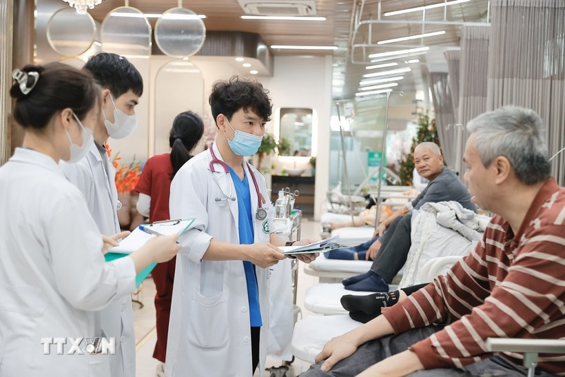 Proteger, cuidar y mejorar la salud de las personas es una tarea política de primer orden. (Foto: VNA)
