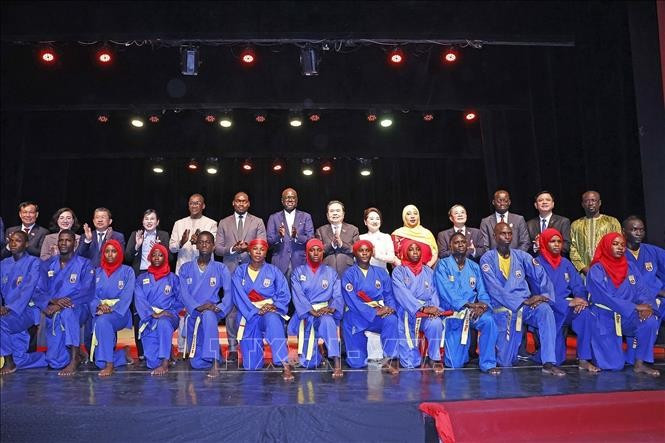 El presidente de la Asamblea Nacional de Vietnam, Tran Thanh Man, y su esposa con delegados y estudiantes de la Federación de Vovinam de Senegal. (Foto: VNA)