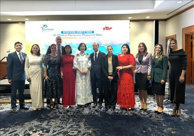 Los delegados en el evento se toman una foto de recuerdo. (Foto: VNA)