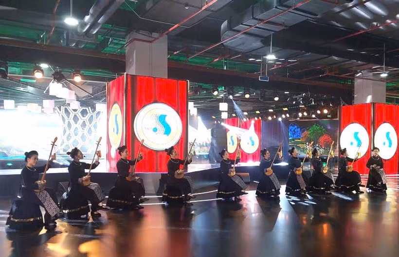 Artistas interpretan el đàn tính (laúd de calabaza) en el escenario central de los 12 espacios de la industria cultural. (Foto: Vietnam+)