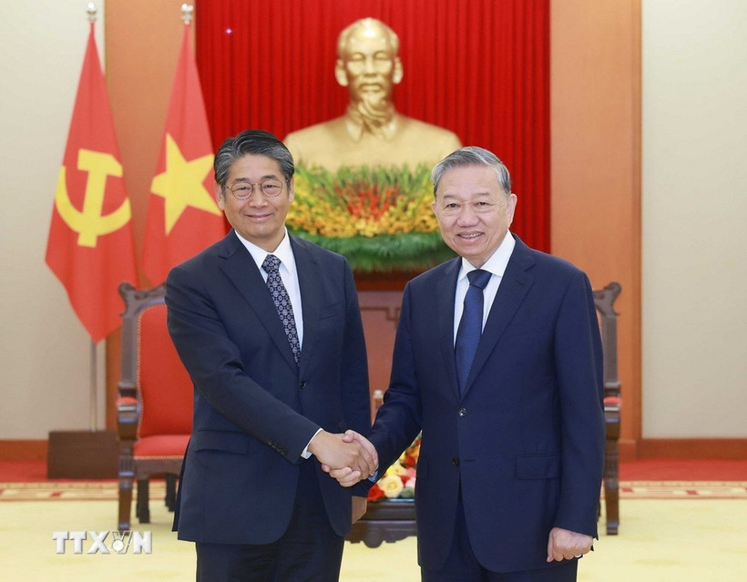 El secretario general del Partido Comunista de Vietnam, To Lam, (derecha) recibe al embajador de Japón en Hanoi, Ito Naoki (Foto: VNA)