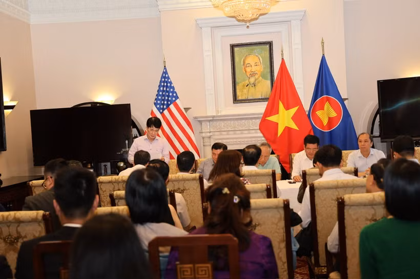 El ministro de Industria y Comercio Nguyen Hong Dien, jefe de la delegación negociadora del Gobierno, preside una reunión con representantes de los miembros de la delegación negociadora y los departamentos pertinentes antes y después del primer día de trabajo. (Foto: moit.gov.vn)