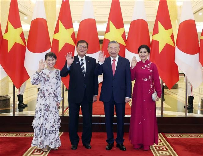 El secretario general del Partido Comunista de Vietnam, To Lam, y el primer ministro de Japón, Ishiba Shigeru, junto con sus respectivas esposas. (Foto: VNA)