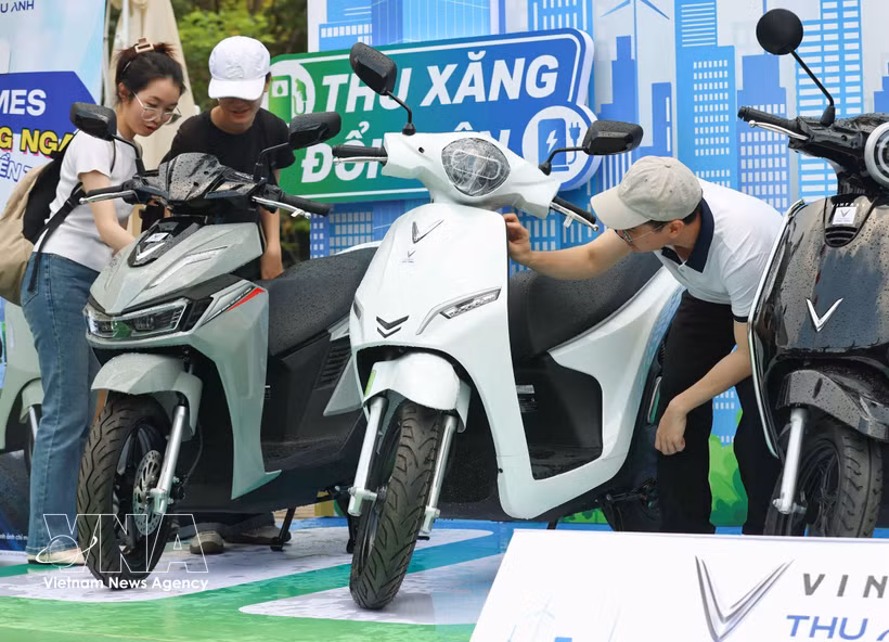 En el marco del “Día de la Transición Verde 2026”, celebrado en el Parque Cau Giay (barrio de Cau Giay, Hanoi), se llevan a cabo actividades de exhibición y experiencia de vehículos eléctricos, junto con un programa de asesoramiento y apoyo para la conversión de motocicletas de gasolina a eléctricas. (Foto: VNA)