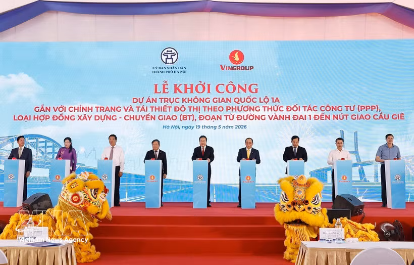El presidente de la Asamblea Nacional, Tran Thanh Man, junto a los delegados, participa en la ceremonia simbólica de lanzamiento del proyecto del eje espacial de la carretera nacional 1A. (Foto: VNA)