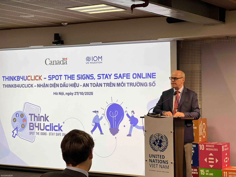 El embajador de Canadá en Vietnam, Jim Nickel, comparte su convicción sobre el papel pionero de la juventud en la prevención del fraude digital. (Foto: baoquocte.vn)