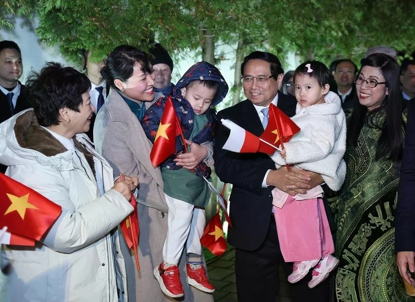 El primer ministro Pham Minh Chinh y su esposa se reunieron con el personal de la Embajada de Vietnam y representantes de la comunidad coterránea en Polonia el 16 de enero por la tarde (hora local). (Foto: VNA)