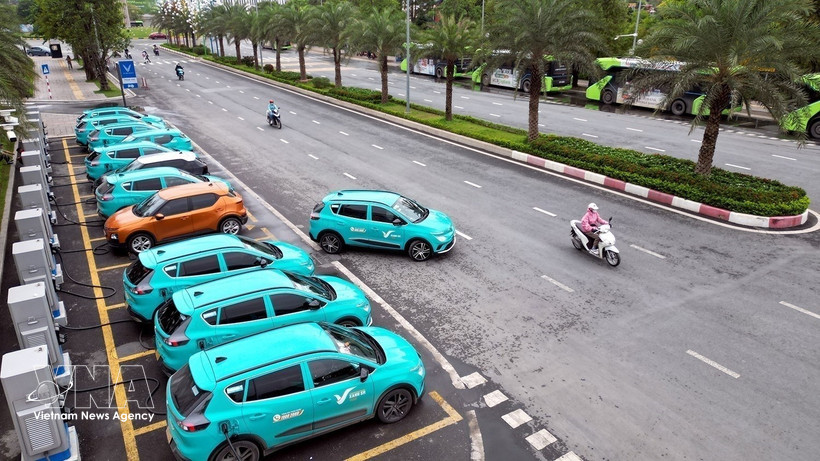 Estaciones de recarga eléctrica instaladas en vías estratégicas para facilitar el acceso de los usuarios a la carga de sus vehículos. (Foto: VNA)