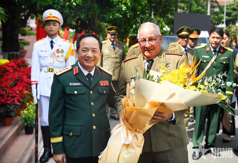 El general Trinh Van Quyet, jefe del Departamento General de Política del Ejército Popular de Vietnam, recibe al ministro de las Fuerzas Armadas Revolucionarias de Cuba, Álvaro López Miera. (Foto: VNA)