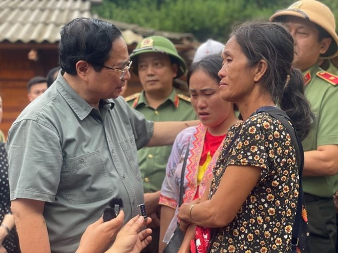 El primer ministro Pham Minh Chinh visitó personalmente a las comunidades afectadas en la provincia de Dien Bien el 3 de agosto para brindar apoyo y motivación a los ciudadanos que enfrentan las consecuencias de las lluvias e inundaciones severas. (Foto: VNA)