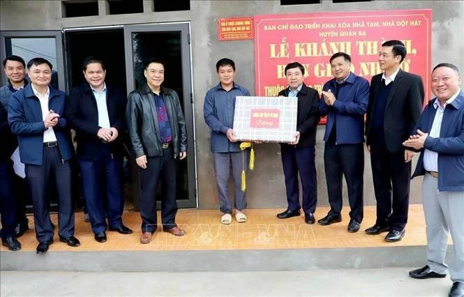 La familia que recibe su primera casa en el marco del programa "Eliminación de viviendas precarias y deterioradas" en el Grupo 4, localidad de Tam Son, distrito de Quan Ba, provincia de Ha Giang. (Foto: VNA)