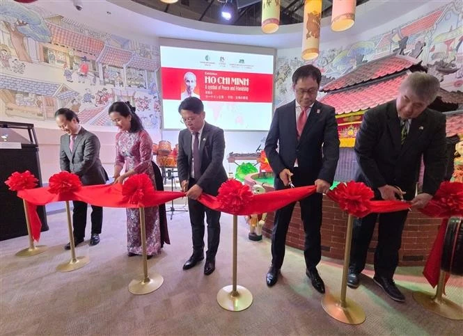 Los delegados cortaron la cinta para inaugurar la exposición "Presidente Ho Chi Minh - Símbolo de paz y amistad". (Foto: VNA)