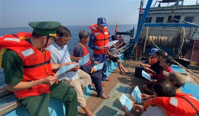La Guardia Costera de la Región 3 se coordina con la Guardia Fronteriza de Phu Yen para difundir las leyes a los pescadores. (Foto: VNA)