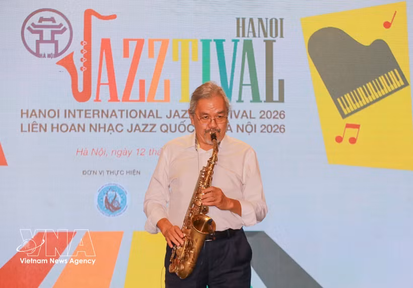El artista Quyen Van Minh actúa en el programa de presentación del proyecto del Festival Internacional de Jazz de Hanoi 2026 (Hanoi Jazztival 2026). Foto: VNA