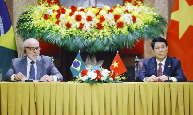 El presidente vietnamita, Luong Cuong (derecha), y su homólogo brasileño, Luiz Inácio Lula da Silva, se reúnen con la prensa en Hanoi el 28 de marzo. (Foto: VNA)