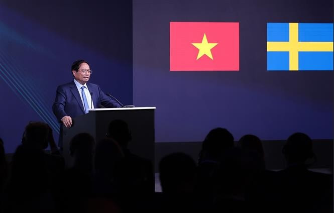 El primer ministro Pham Minh Chinh habla en el Foro Empresarial Vietnam-Suecia. (Foto: VNA)