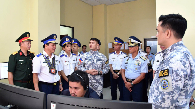 Una delegación de la Guardia Costera de Vietnam visita el Centro de Operaciones Marítimas de la Guardia Costera en Visayas Centrales, Cebú, Filipinas. (Foto: VNA)