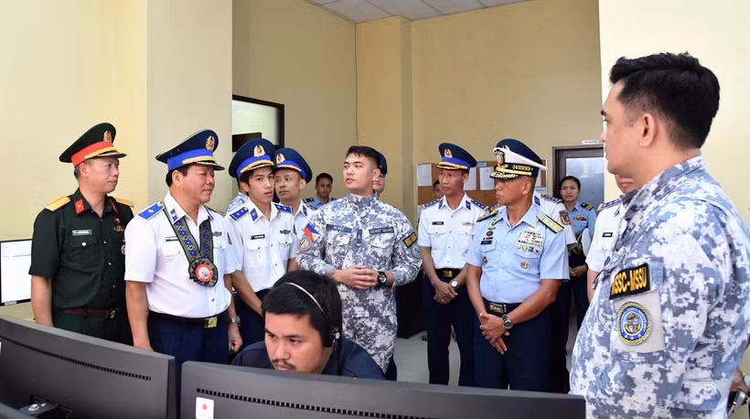 Una delegación de la Guardia Costera de Vietnam visita el Centro de Operaciones Marítimas de la Guardia Costera en Visayas Centrales, Cebú, Filipinas. (Foto: VNA)