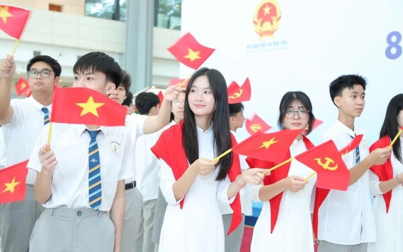 Estudiantes en la ceremonia de apertura del curso escolar 2025-2026. (Fuente: phunuvietnam.vn)