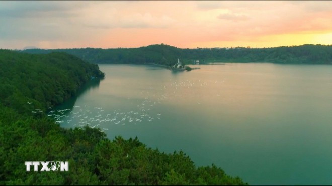 El lago T'Nung, conocido como los "ojos de Pleiku", es uno de los destinos turísticos más famosos de Gia Lai. (Foto: VNA)