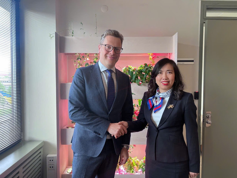 La viceministra de Relaciones Exteriores de Vietnam, Le Thi Thu Hang, y el secretario de Estado de Asuntos Exteriores de Estonia, Martin Roger. (Fuente: Ministerio de Relaciones Exteriores)