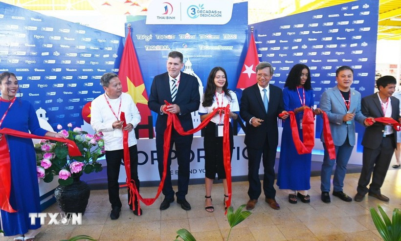 El viceprimer ministro cubano, Oscar Pérez-Oliva Fraga (tercero desde la izquierda), el embajador de Vietnam en Cuba, Le Quang Long (quinto desde la izquierda), y el presidente de la junta directiva de la Corporación Thai Binh, Tran Thanh Tu (segundo desde la izquierda), cortan la cinta inaugural del stand vietnamita. (Foto: VNA)