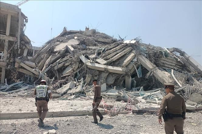 Un edificio derrumbado en Bangkok, Tailandia, debido al impacto del terremoto en Myanmar el 28 de marzo de 2025. (Foto: Xinhua/VNA)